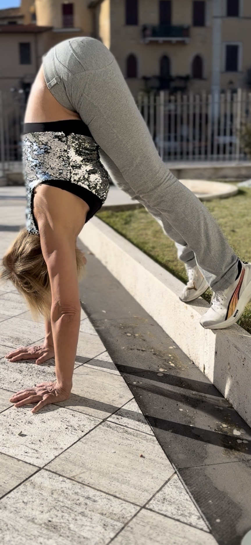 Laura Girotto mostra glutei e gambe toniche