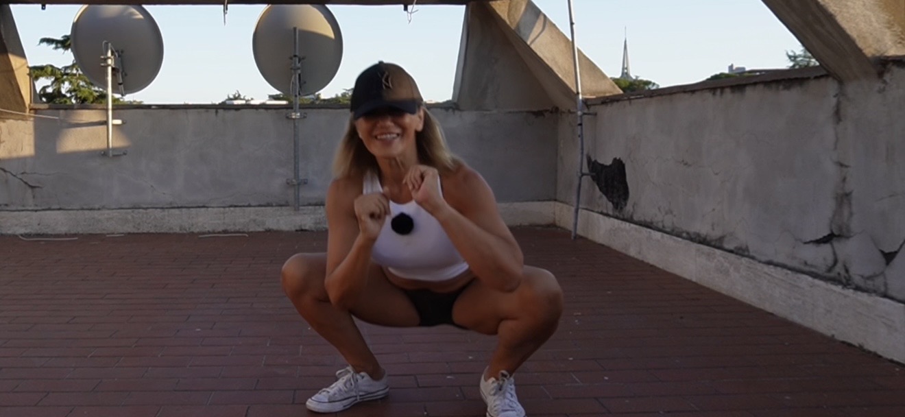 Laura Girotto in posizione squat profondo